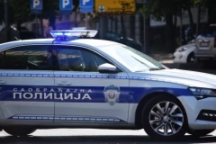 TINEJDŽER SEO U TUĐI AUTO, POLUPAO PARKIRANA VOZILA, PA SE ZAPUTIO KA CENTRU GRADA! Šok usledio tek pošto su ga policajci uhvatili!