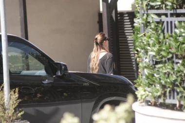 OVO JE MAJKA FILIPA ŽIVOJINOVIĆA! Posetila Priju u porodilištu, a pogledajte koju BESNU MAŠINU vozi (VIDEO)