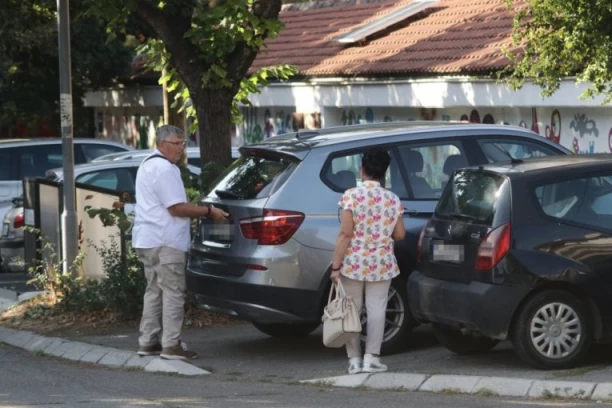 CELA RODBINA NA OKUPU: Ovo su Prijini baka i deka - preponosni zbog rođenja praunuke Arije! (VIDEO)