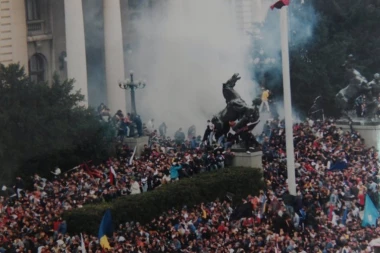 PROŠLO JE 25 GODINA OD PETOG OKTOBRA! Masovna okupljanja pristalica DOS-a nakon kojih je Milošević priznao izborni poraz!