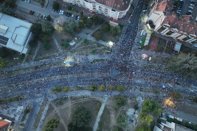 PUKLI TAMO GDE SU I ZAPOČELI! Samo 4.000 ljudi na protestu "Srbijo, da li se čujemo"! NEĆE NAROD NASILJE I BLOKADE!