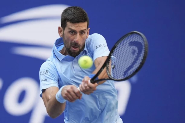 ŠTA ĆE REĆI JELENA? Ona je Novaka oborila sa nogu - probila se do Đokovića i čvrsto ga stegla! (VIDEO)