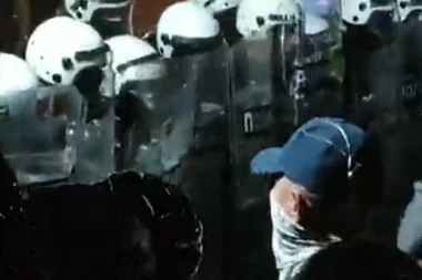 TRI POLICAJCA POVREĐENA! Blokaderi napali policiju u Kosjeriću, jedan uhapšen!