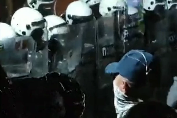 TRI POLICAJCA POVREĐENA! Blokaderi napali policiju u Kosjeriću, jedan uhapšen!