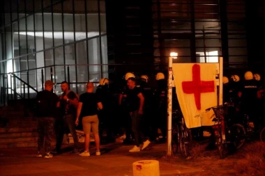 BLOKADERI KOPIRAJU PROPAGANDU NACISTA: Sinoć su izveli "DEZINFEKCIJU" ulica kojim su prošli građani koji su protiv blokada (VIDEO)