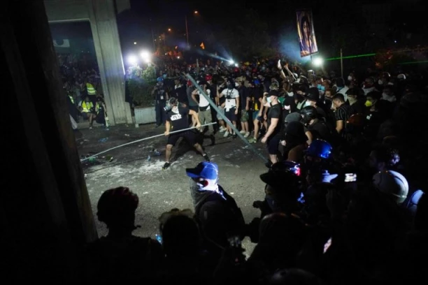 OGLASIO SE DEKAN FILOZOFSKOG FAKULTETA! Policija napadnuta kamenicama i šipkama, zgrada oštećena!