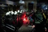 BLOKADERI POTPUNO OČAJNI! Protest im doživeo debakl, a smeta im što je pristojna Srbija večerala u restoranu dok ih je policija suzbijala! (FOTO)