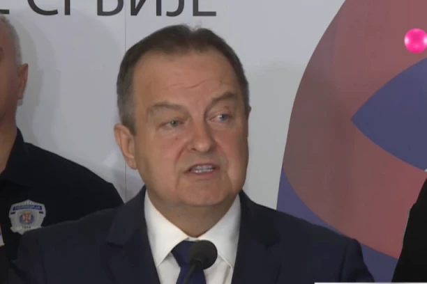 "MIRNI GRAĐANI" UPOTREBILI HEMIJSKA SREDSTVA KA POLICIJI! Prikazan snimak kada su počeli neredi u Novom Sadu: Prišli su im sa BAKLJAMA!