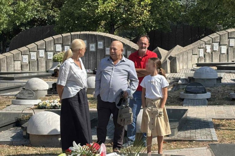 Porodica Šabana Šaulića na groblju