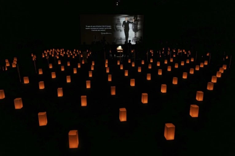 CELU NOĆ STAJALI ISPRED KAPELE! Ogroman broj ljudi čeka da se oprosti od Đorđa Armanija