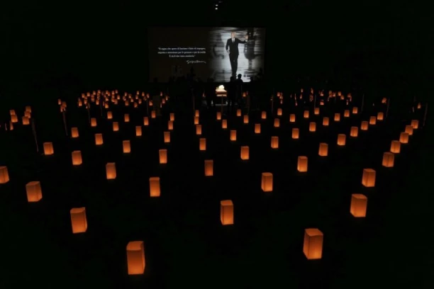 CELU NOĆ STAJALI ISPRED KAPELE! Ogroman broj ljudi čeka da se oprosti od Đorđa Armanija