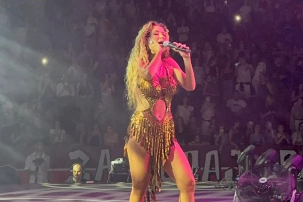 Spektakl u Kragujevcu! Tea Tairović na motoru stigla na koncert, pa pred više od 6.000 ljudi premijerno izvela novu pesmu "Šeki, Šeki"