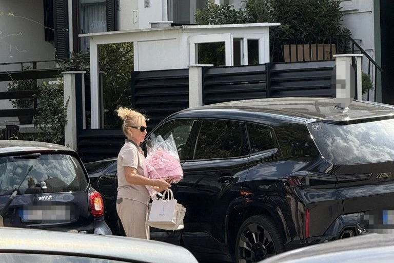 OVO JE VOZNI PARK LEPE BRENE: Ima auto i za pijacu, a ovaj je pazarila uprkos Bobinoj ZABRANI!