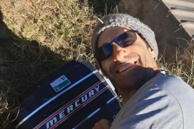 AJKULA GA ISKIDALA NA KOMADE! Muškarac ušao u vodu ni ne sluteći da se u plićaku krije NEMAN!