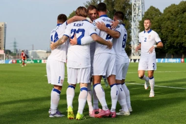 PIŠI TRI BODA I STAVI PRST NA ČELO