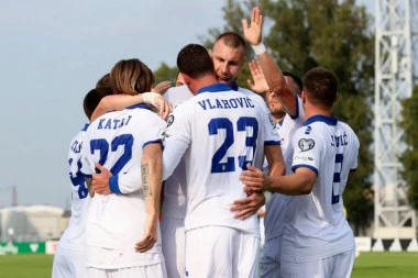 MA, DOKLE VIŠE?! Srpskim navijačima PONOVO OTELI ZASTAVU - a evo gde je završila nakon rasprave! (VIDEO)