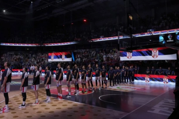 DA SE NAJEŽIŠ! Isključili muziku za vreme naše himne, OVAKO SU NAŠI MOMCI REAGOVALI (VIDEO)