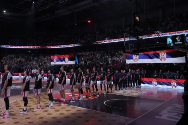 SKANDAL: Srpskim navijačima PONOVO uzimane zastave u Rigi!