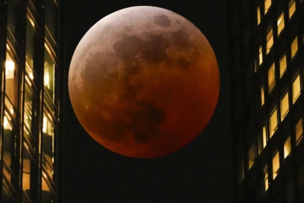 "KRVAVI MESEC" VEČERAS NAD SRBIJOM! Na ovaj fenomen smo čekali čak 25 godina: Objavljena tačna satnica