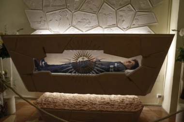 "BOŽJI INFLUENSER" OBUČEN U FARMERKE, NAJK PATIKE I DUKSERICU: Ovaj dečak postaće danas SVETAC! (FOTO)