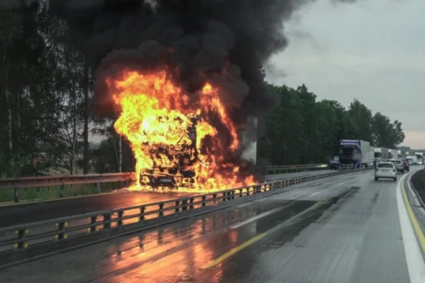 STRAŠNA BUKTINJA KOD ŠIMANOVACA! Kamion u plamenu! (VIDEO)