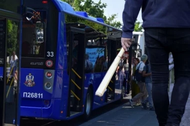 "STANITE, BIJU GA, STANITE!" Dva mladića i devojka pokušali da opljačkaju muškarca u autobusu: Bacili ga na pod vozila GSP, pa mu gazili po glavi! (VIDEO)