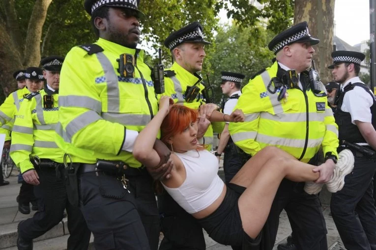 UDARALI, PLJUVALI I ŠUTIRALI POLICIJU: Više od 400 demonstranata privedeno na velikom protestu (FOTO)