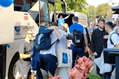 EMOTIVNO NA RASTANKU: Žena se bacila u zagrljaj Marku Guduriću, a on joj je dao poklon koji će pamtiti ceo život! (VIDEO)