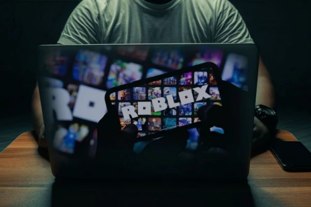 AKO VAŠE DETE IGRA ROBLOX, U VELIKOJ JE OPASNOSTI! Najpopularnija igrica najmlađih u Srbiji je RASADNIK PEDOFILA: Traže im nage slike u zamenu za virtuelni novac!