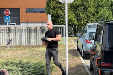 SPEKTAKULARNI "UPAD" NA SNIMANJE PINKOVIH ZVEZDA: Desingerica u besnoj mašini stigao u Šimanovce, prisutni zanemeli od šoka! (VIDEO)