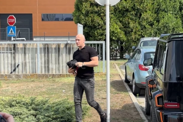 SPEKTAKULARNI "UPAD" NA SNIMANJE PINKOVIH ZVEZDA: Desingerica u besnoj mašini stigao u Šimanovce, prisutni zanemeli od šoka! (VIDEO)