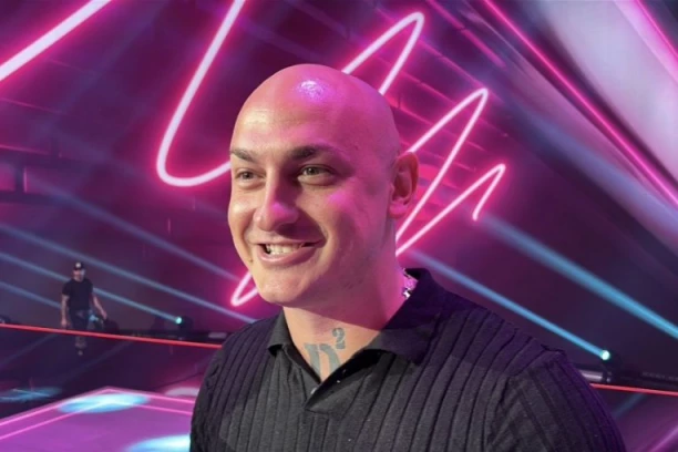 DESINGERICA SE DOVEZO U ZLATNOJ LIMUZINI, DEVOJKE SE POLOMILE OKO NJEGA! Voditelj potpuno ZATEČEN, šok i neverica!