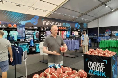 ĐILASU, LICEMERU! Pumpa narod u Srbiji na nerede i haos, a švrćka se i troškari po belom svetu! (FOTO, VIDEO)