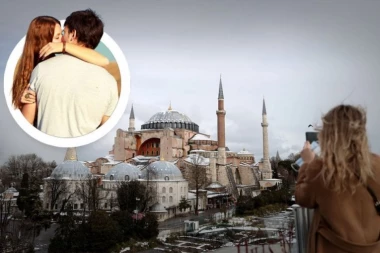MEĐUNARODNI VERSKI INCIDENT: Dvoje ruskih turista privedeno zbog poljupca ispred džamije u Istanbulu (VIDEO)