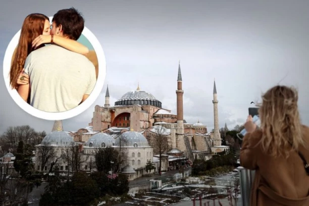 MEĐUNARODNI VERSKI INCIDENT: Dvoje ruskih turista privedeno zbog poljupca ispred džamije u Istanbulu (VIDEO)