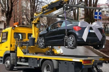 KAD MISLIŠ DA SI SVE VIDEO, POJAVI SE I OVO! Pauk odneo OKIĆENI MLADENAČKI AUTOMOBIL u Nišu! (FOTO)