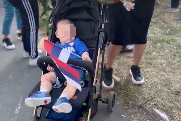 VELIČANSTVENE SLIKE! Deca ulepšala skupove protiv blokada! MIRNO ŠETAJU SA RODITELJIMA, KOJI ŽELE NORMALAN ŽIVOT! (FOTO)