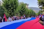 VRANJANCI RAZVILI ZASTAVU DUGU 100 METARA: Građani ustali protiv blokada! (FOTO)