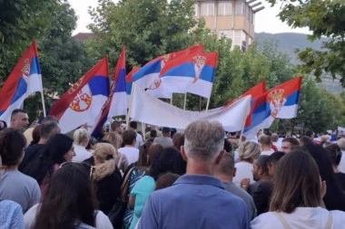 BLOKADERI NASRNULI NA GRAĐANE U ČAČKU! Policija morala da reaguje tokom mirnog skupa, nasilnici pokušali NAPAD! (VIDEO)