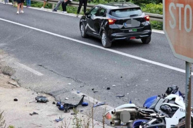 MOTOCIKLISTA TEŠKO POVREĐEN U UDESU! Policija i Hitna pomoć na licu mesta - HITNO ODVEZEN U BOLNICU! (FOTO)