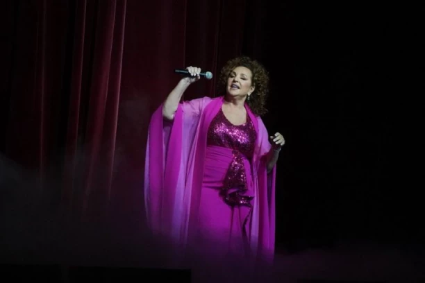 PONOVO DOTAKLI SAMO DNO! Sramota blokadera za srpsku Novu godinu - ANU BEKUTU NA NASTUPU GAĐALI GRUDVAMA! (VIDEO)