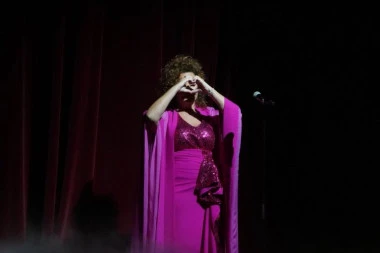 ANA BEKUTA ODMAH PREKINULA KONCERT, GUŠI SE U SUZAMA! Pevačica 40 godina karijere posvetila NJOJ! (GALERIJA)