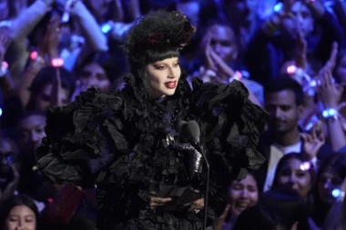 OVO SU NAJVEĆI POBEDNICI VMA NAGRADA! Zvezde odale posebnu počast pokojnom Oziju Ozbornu, Gaga DOMINIRALA! (VIDEO)