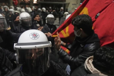 UBIJENA DVA POLICAJCA! Tinejdžer sa sačmarom uleteo u policijsku stanicu i počeo da puca, SNIMCI SE ŠIRE (VIDEO)