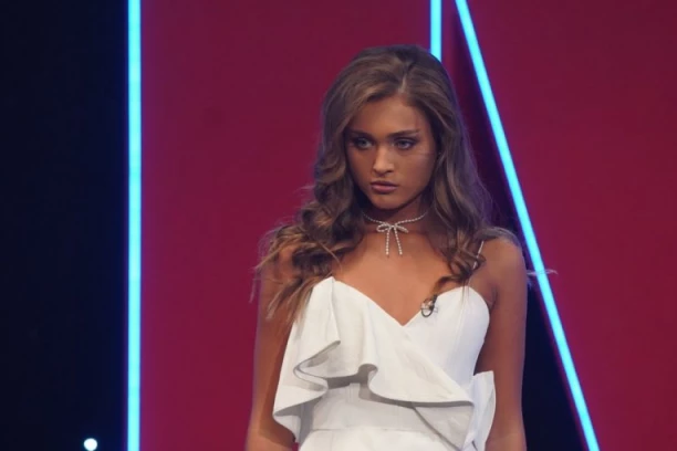 SKANDAL! Privatni snimci Sofi Tkačenko ugledali svetlost dana - svoju devojku šetala na POVOCU, a onda... (VIDEO)