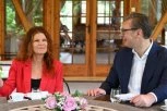 "U PRIJATNOJ ATMOSFERI, UZ KAFU I KROFNE" Vučić: Zadovoljstvo mi je što sam ugostio holivudsku glumicu Lolitu Davidović i njenog supruga (FOTO)