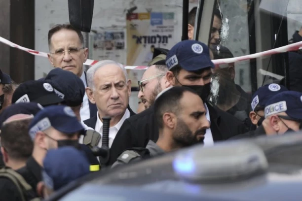 HAOS ISPRED PREMIJEROVE KUĆE! Demonstranti 24 časa protestovali, a onda se umešala policija