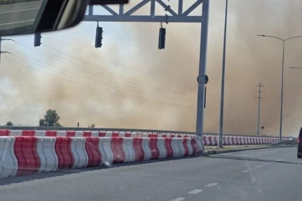 KOLAPS NA KORIDORU: Turisti i vozači zarobljeni u kolonama kod Niša, gust dim izazvao opštu pometnju na drumu (VIDEO)