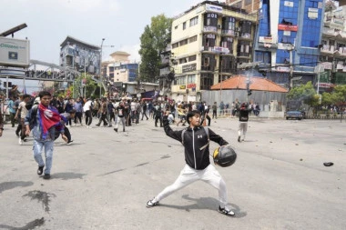 "MOLIM VAS, BUDITE MIRNI": Oglasio se i predsednik države posle haosa u glavnom gradu! Zapaljen parlament, a onda i žena bivšeg premijera (VIDEO)