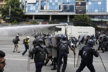 NOVO KRVOPROLIĆE NA PROTESTIMA! Poginula još dva blokadera u žestokoj tuči s policijom! Tri ministra iznenada PODNELA OSTAVKE! (VIDEO)